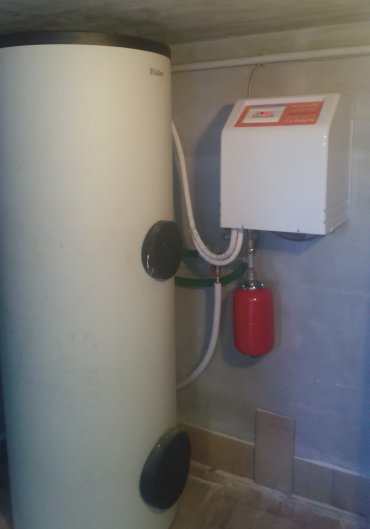 SOLAR BOX E UNO SCALDA ACQUA IN POMPA DI CALORE O IMPIANTO TERMODINAMICO IN GRADO DI CAPTARE ENERGIA TERMICA DI GIORNO, DI NOTTE, CON LA PIOGGIA, IL VENTO O IL SOLE
